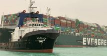 Un mega-portcontainer a blocat traficul pe Canalul Suez
