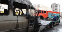 Stire din Eveniment : Un microbuz GMS  a luat foc pe bulevardul Tomis