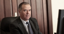 Stire din Cultură-Educație : Un ministru al Educației cam… prea pensionar