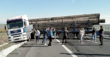 Stire din Eveniment : Un TIR ieșit în decor a blocat traficul pe Autostrada Soarelui