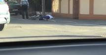 Stire din Eveniment : EXPERIMENT CAMERA ASCUNSĂ. Cum reacționează românii când văd un biciclist căzut pe stradă