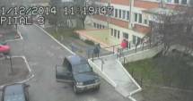 Stire din Eveniment : Copilă de un an, strivită sub roțile mașinii / Imagini cutremurătoare surprinse cu tatăl ei încercând să-i salveze viața - VIDEO