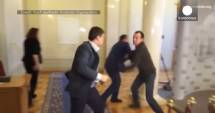 Stire din Actualitate : VIDEO. BĂTAIE CA LA UȘA CORTULUI, CHIAR ÎN PARLAMENT