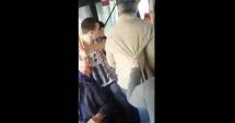 Stire din Eveniment : Imagini șocante! Femeie snopită în bătaie, în troleibuz, de un grup de pensionari