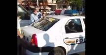 Stire din Eveniment : VIDEO. Scandal în plină stradă! Polițiști înjurați de două minore