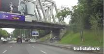 Stire din Eveniment : Video INCREDIBIL! LOGAN IZBIT DE UN TOUAREG, ARUNCAT DIRECT PE TROTUAR