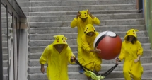 Stire din Tehnologie : Video. Acum ne vânează ei pe noi! "HUMAN GO" SAU RĂZBUNAREA POKEMONILOR