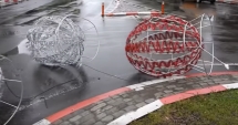 Stire din Eveniment : Pericol pentru șoferii constănțeni! Ouăle decorative "s-au ciocnit" în sensurile giratorii - VIDEO