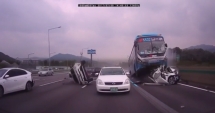 Stire din Actualitate : IMAGINI VIDEO ÎNFIORĂTOARE! CARNAGIU pe șosea, după ce șoferul unui camion a adormit la volan