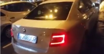 Stire din Eveniment : FETIȚE LĂSATE SINGURE ÎN MAȘINĂ, ÎN PARCAREA DE LA SUPERMARKET, cu cheile în contact. Una dintre ele a pornit motorul