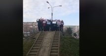Stire din Social : VIDEO / COPIII DIN CONSTANȚA ÎȘI APĂRĂ DREPTUL DE A AVEA LOCURI DE JOACĂ: "Nu ne distrugeți copilăria!"