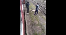 Stire din Eveniment : VIDEO ȘOCANT! Și-a găsit "nașul". Călător dat jos din tren și BĂTUT CRUNT de un controlor CFR