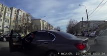 Stire din Eveniment : VIDEO / "Prioritate de BMW". A oprit mașina în sensul giratoriu pentru a se certa cu un șofer
