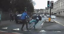 Stire din Eveniment : VIDEO. PE CÂND ȘI LA NOI SPIRIT CIVIC? Biciclist înarmat cu un cuțit, pus la pământ de trecători. Fugea de Poliție!