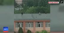 Stire din Eveniment : Tineri filmați când jucau fotbal pe acoperișul școlii