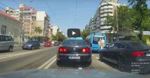Stire din Eveniment : VIDEO / Șofer filmat coborând din mașină la o trecere de pietoni ca să ajute o persoană cu handicap