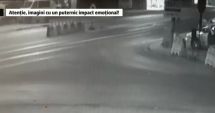 Stire din Eveniment : GRAV ACCIDENT. Mașină scăpată de sub control lovește pietoni și 3 mașini parcate