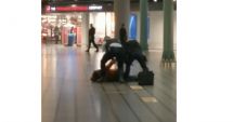 Stire din Actualitate : VIDEO. Un român a fost arestat, după ce a amenințat cu un cuțit pasagerii din aeroportul din Amsterdam