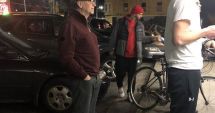 Stire din Actualitate : Bill Gates, fotografiat așteptând la coadă să își cumpere burgeri