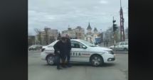Stire din Eveniment : VIDEO. Un polițist a oprit traficul într-o intersecție aglomerată pentru a ajuta un bătrân să traverseze