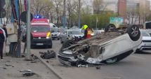 Stire din Eveniment : UPDATE - Mașină răsturnată, în stațiunea Mamaia