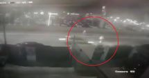 Stire din Eveniment : SCENE ȘOCANTE, surprinse de camerele video! Pieton SPULBERAT de un șofer de 19 ani, la Constanța