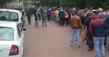Stire din Politică-Administrație : VIDEO. Românii au luat cu asalt secția de votare de la Haga. "Vom sta la coadă cât este nevoie"