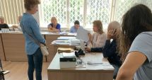 Stire din Eveniment : Sistemul de vot, blocat la secția de votare de la Liceul Traian