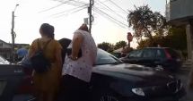 Stire din Eveniment : VIDEO. Copil lăsat în mașina încinsă, în timp ce familia era la cumpărături! Șoferul, amendat pentru parcare neregulamentară