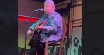 Stire din Cultură-Educație : Mircea Vintilă, recital de folk la Constanța. I-a oferit pana de la chitară unei fetițe
