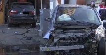 Stire din Eveniment : Accident rutier cu patru mașini implicate! Una dintre ele a intrat într-o patiserie