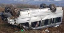Stire din Eveniment : Microbuz cu 12 persoane, RĂSTURNAT! Printre pasageri se află și un copil. Mai multe victime!