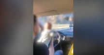 Bărbat filmat în timp ce conducea maşina cu bebeluşul pe volan! Polițiștii au sesizat Protecţia Copilului