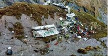 Stire din Actualitate : Cel puțin 14 persoane de la bordul avionului dispărut ieri şi-au pierdut viața. Echipajele continuă să caute supraviețuitori