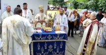 Stire din Cultură-Educație : VIDEO. Zeci de credincioși şi preoţi, prezenţi la Liturghia susținută de ÎPS Teodosie, la biserica ce urmează să fie demolată