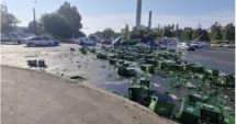 Stire din Eveniment : FOTO. Zeci de lăzi de bere, împrăștiate pe o șosea din Constanța! Traficul a fost blocat