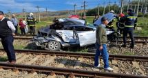 Stire din Eveniment : Maşina condusă de o şoferiţă începătoare, spulberată de un tren