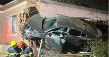 Stire din Eveniment : Grav accident rutier. Un şofer a intrat cu tot cu maşină, într-o casă!