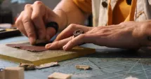 Stire din Cultură-Educație : Inițiativă de succes! Atelier de bijuterie contemporană, la Muzeul de Artă Constanța