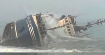Stire din Eveniment : Un vas de pescuit a fost aruncat de furtună pe o plajă