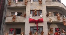 Stire din Social : Decor controversat! Ursuleți atârnați ca-n filmele horror