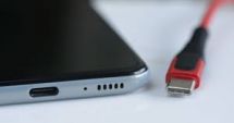Stire din Actualitate : UE a decis data limită la care producătorii trebuie să treacă la USB-C