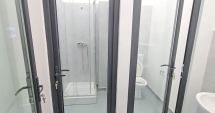 Stire din Actualitate : Toalete cu uși transparente și dușuri la vedere într-o piață proaspăt modernizată din România