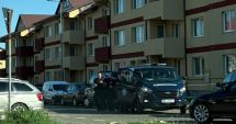 Stire din Eveniment : Poliţiştii au intervenit după ce zeci de apartamente dintr-un bloc prezentau distrugeri la uși