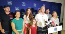 Stire din Politică-Administrație : Tensiune și emoții mari în aceste momente la sediul USR din Constanța. "Sunt aici cu colegii și cu familia mea. Ne revedem mâine dimineață, suntem vigilenți"