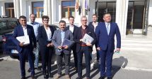 Stire din Politică-Administrație : USR-PLUS a depus listele pentru alegeri. Stelian Ion și Remus Negoi, primii pentru Parlament