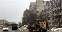 Stire din Social : Utilajele sparg gheața și adună zăpada  din jurul școlilor