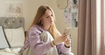Stire din Actualitate : Cât timp a ajuns să petreacă un copil pe telefon în vacanța de vară? Efectele sunt devastatoare