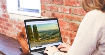 Stire din Social : Vacanță online! Românii au prins gustul rezervărilor pe internet