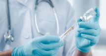 Stire din Eveniment : Vaccinare la chiuvetă la Mangalia: asistente medicale reținute. Iată ce „tarife” erau percepute!